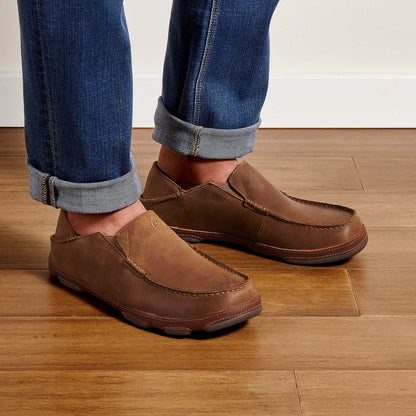 OluKai | Moloā Men's Leather Slip On Shoes - Ray / Toffee