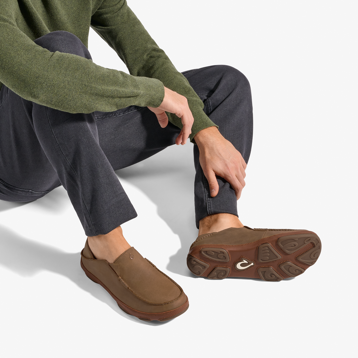 OluKai | Moloā Men's Leather Slip On Shoes - Ray / Toffee