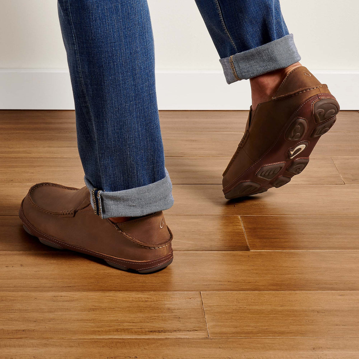OluKai | Moloā Men's Leather Slip On Shoes - Ray / Toffee