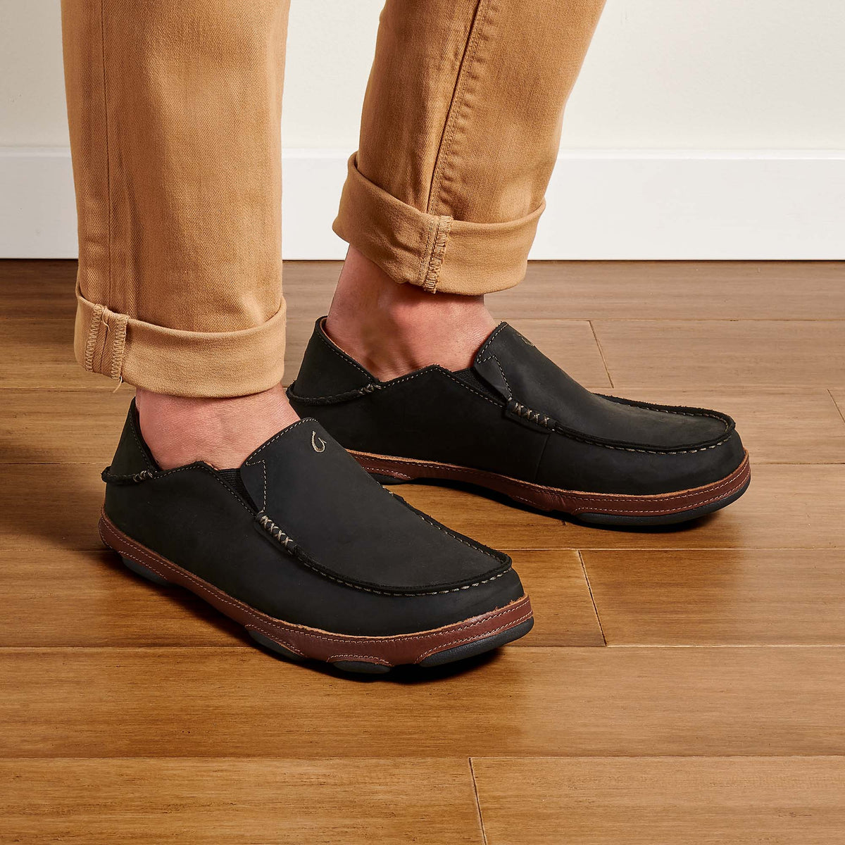 OluKai | Moloā Men's Leather Slip On Shoes - Black / Toffee