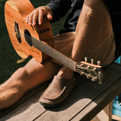 OluKai | Moloā Men's Leather Slippers - Toffee / Dark Wood