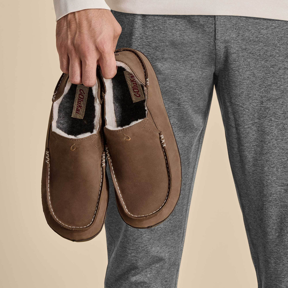 OluKai | Moloā Men's Leather Slippers - Toffee / Dark Wood