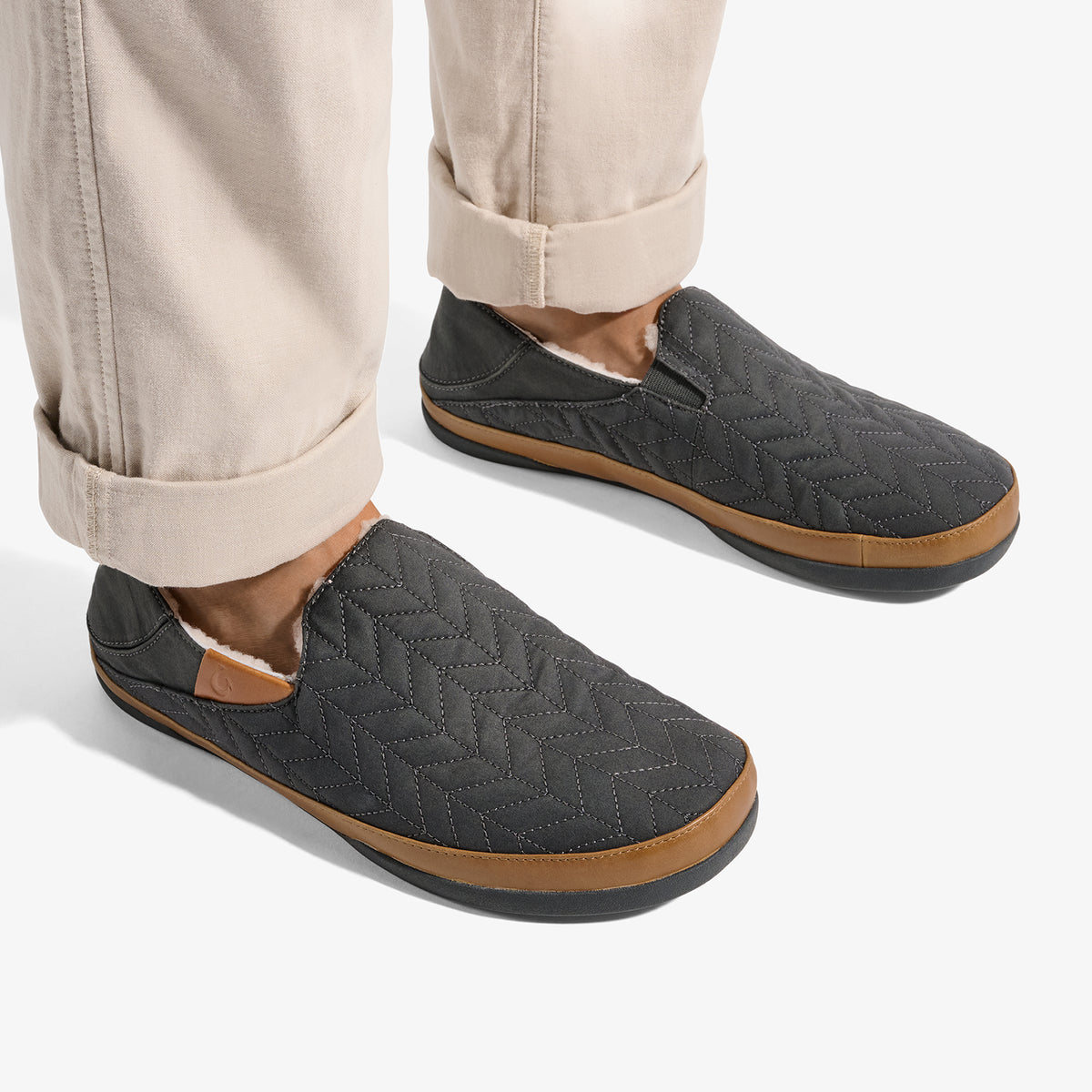 OluKai | Hanohano Men’s Waxed Canvas Slippers - Dark Shadow