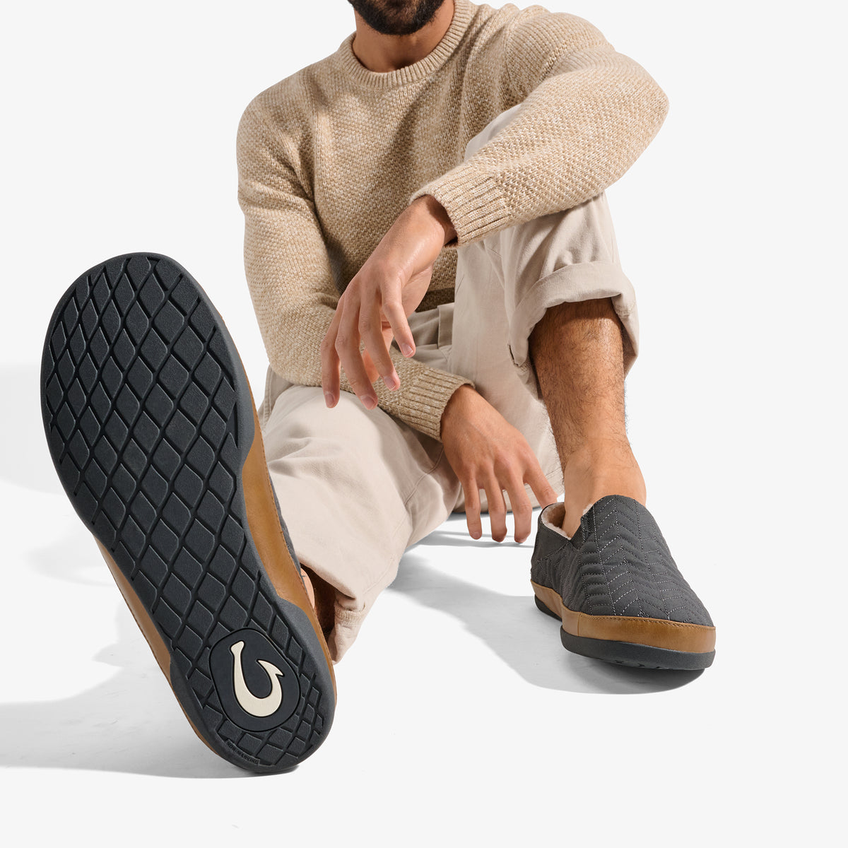 OluKai | Hanohano Men’s Waxed Canvas Slippers - Dark Shadow