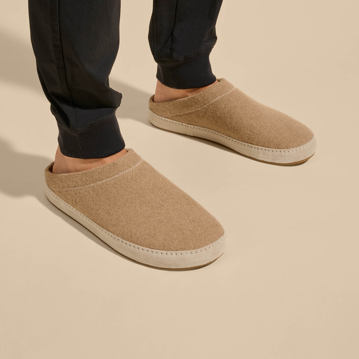 OluKai | Hāmani Hulu Men’s Wool Mule Slippers - Oatmeal