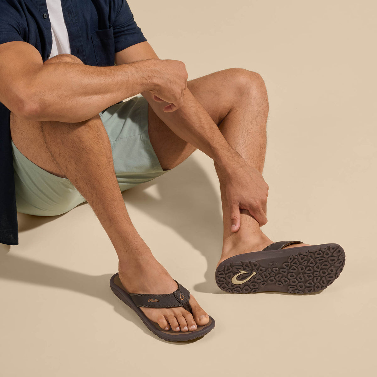 OluKai | ‘Ohana Men's Beach Sandals - Dark Java / Ray