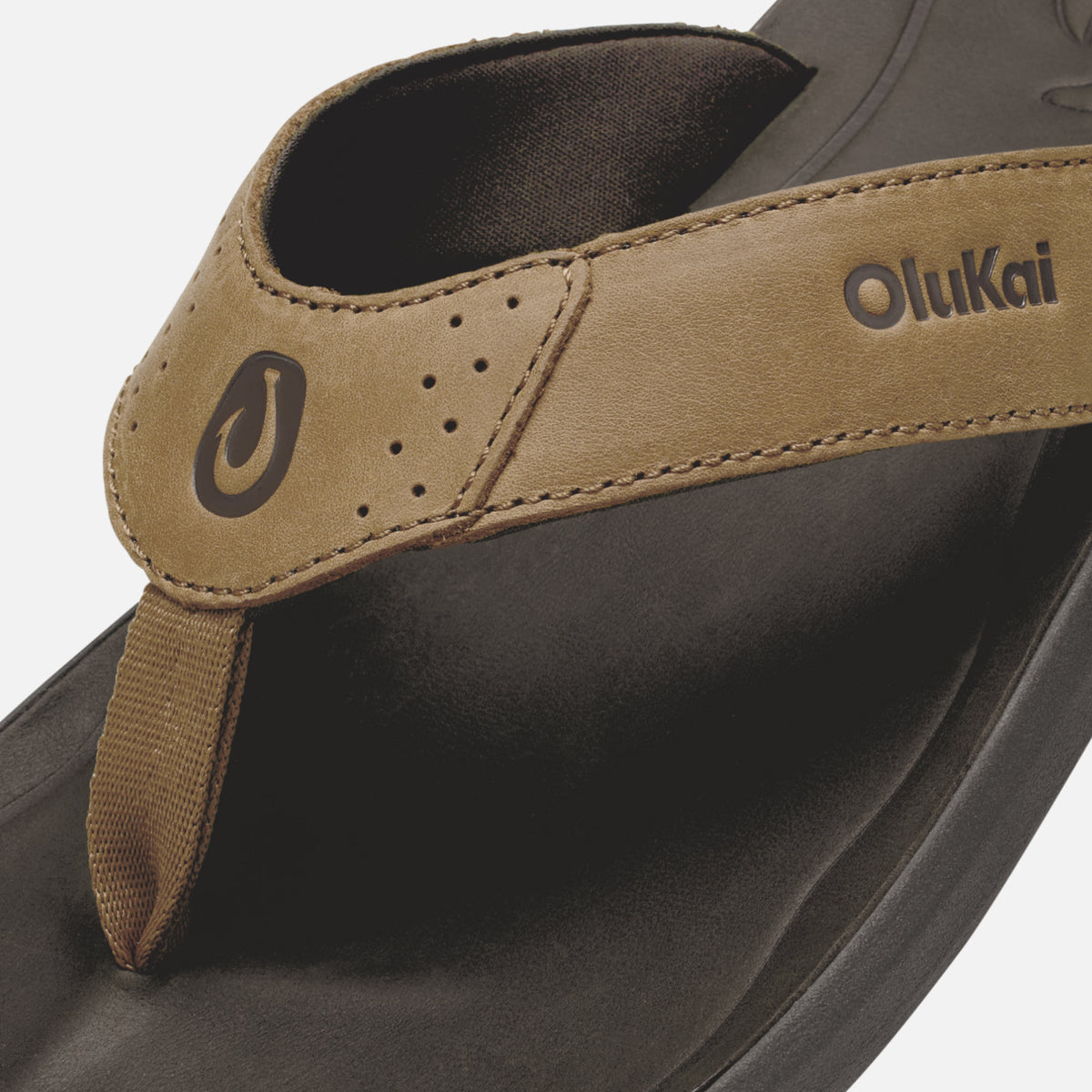 OluKai | Pili - Tan / Dark Java