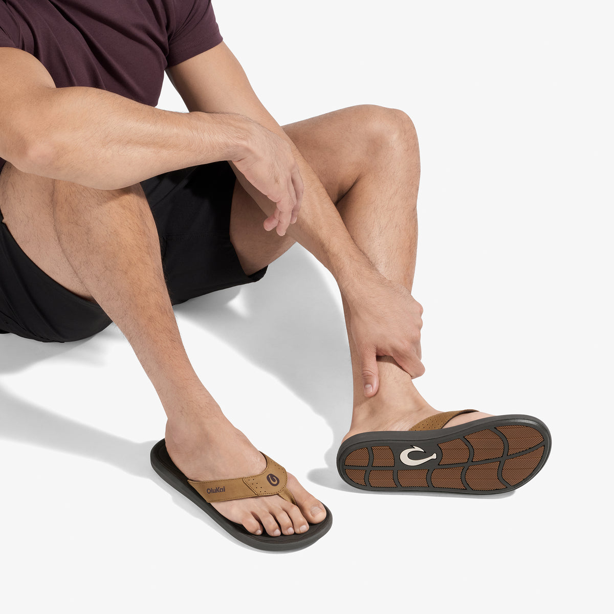 OluKai | Pili - Tan / Dark Java