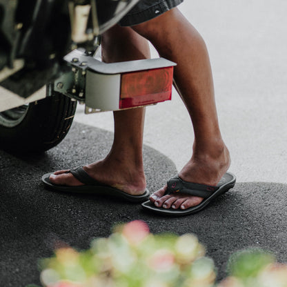 OluKai | Kīpī Men’s Comfortable Beach Sandals - Black