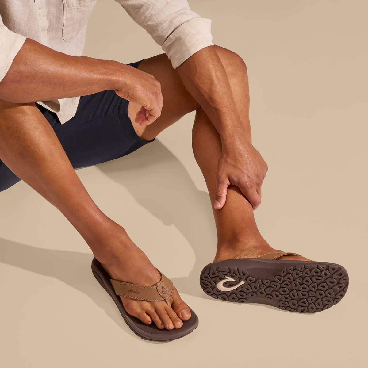 OluKai | ‘Ohana Men's Best Selling Beach Sandals - Tan / Dark Java