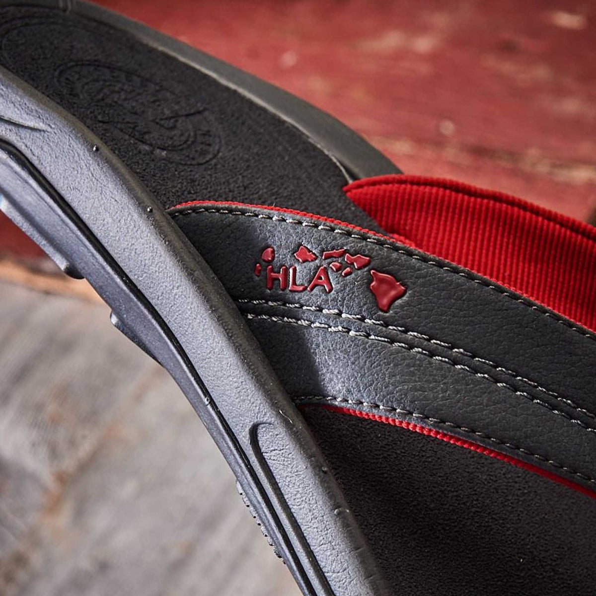 OluKai | Kīpī Men’s Comfortable Beach Sandals - Dark Shadow