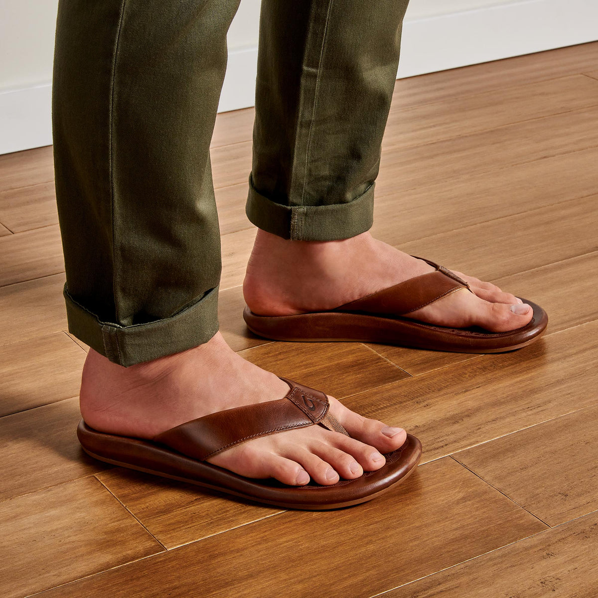 OluKai | ‘Ilikai Men‘s Leather Sandals - Toffee