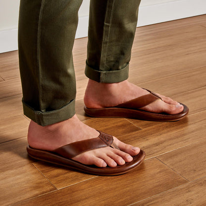 OluKai | ‘Ilikai Men‘s Leather Sandals - Toffee
