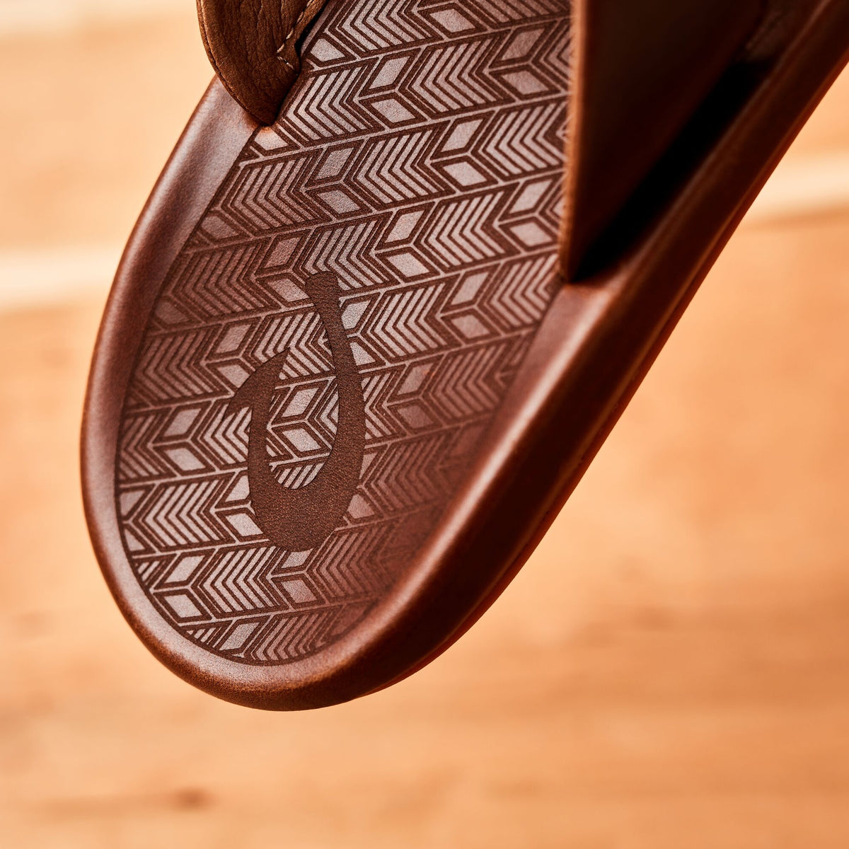 OluKai | ‘Ilikai Men‘s Leather Sandals - Toffee
