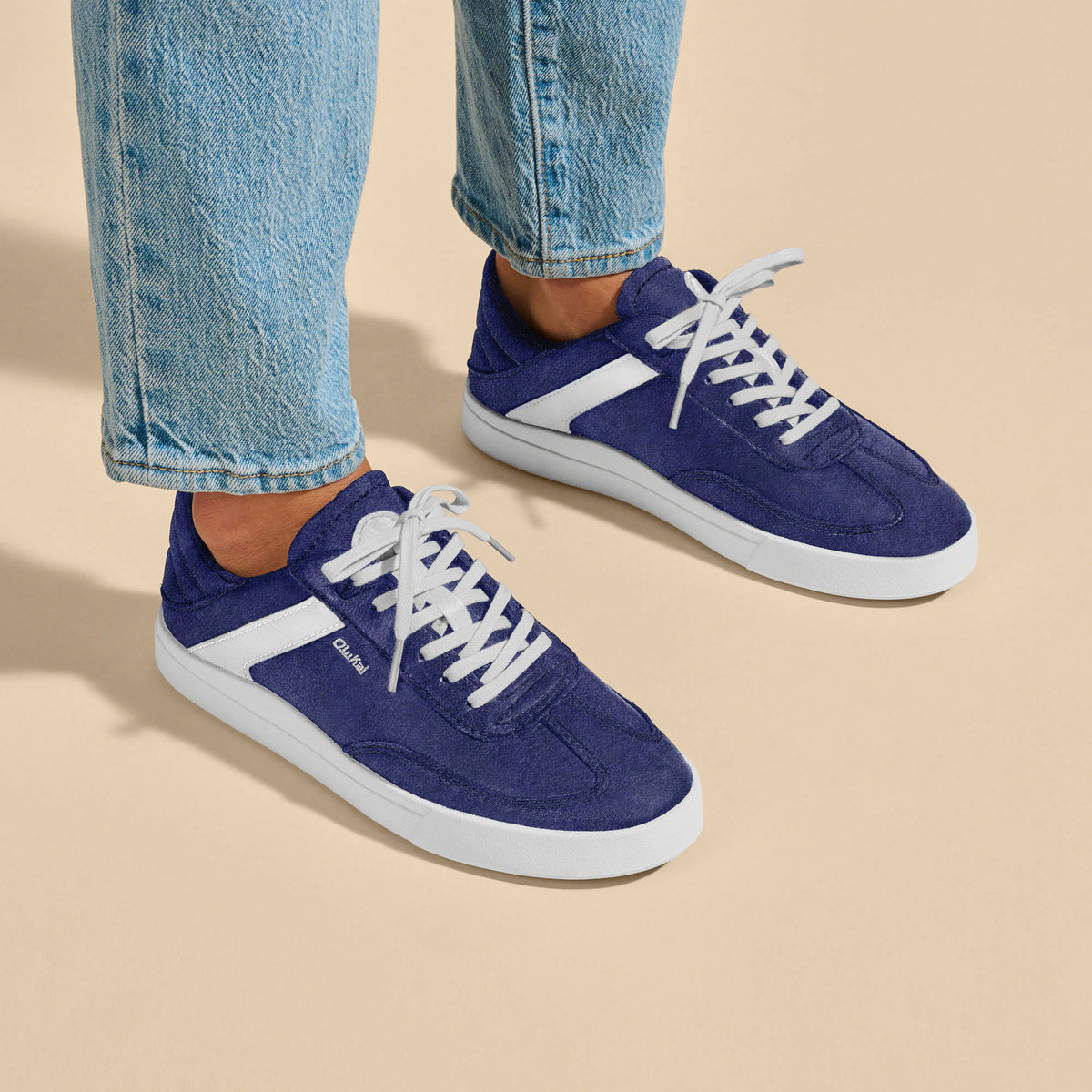 OluKai | Hā‘upu Women’s Leather Sneakers - Navy / Off White