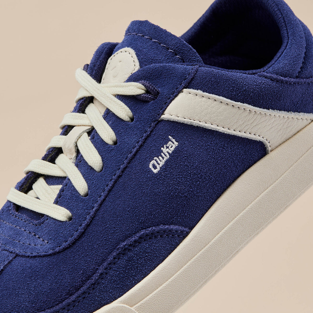 OluKai | Hā‘upu Women’s Leather Sneakers - Navy / Off White