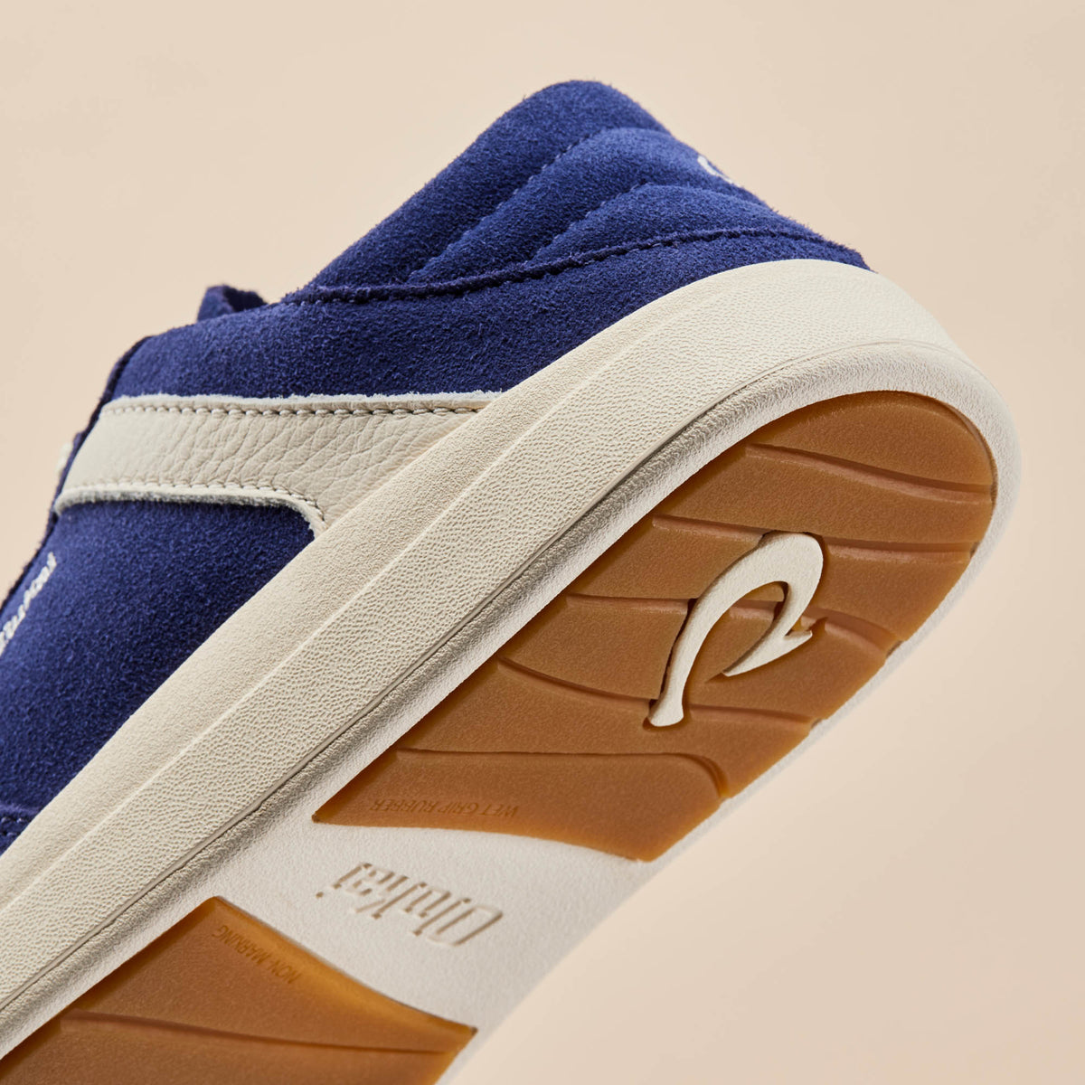 OluKai | Hā‘upu Women’s Leather Sneakers - Navy / Off White