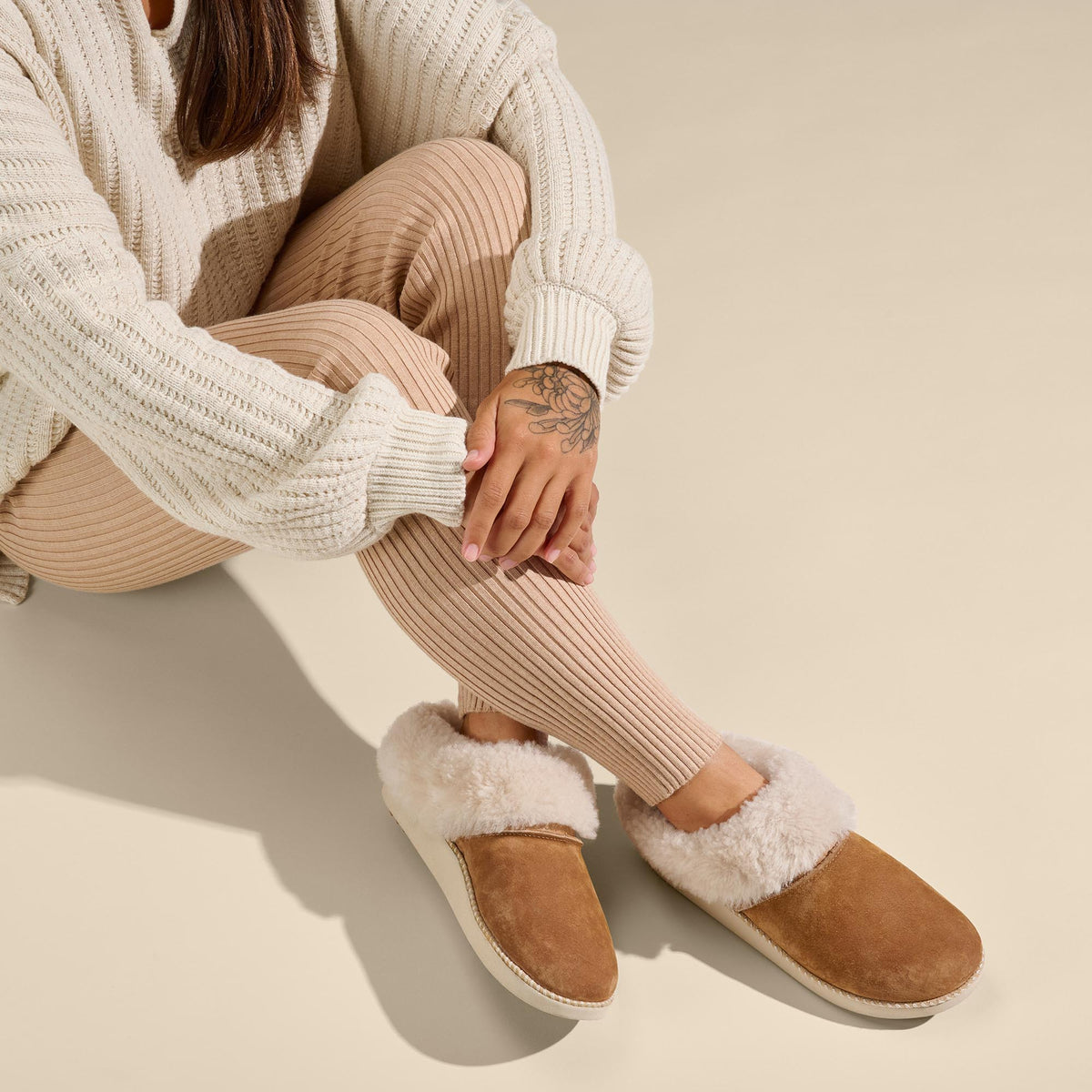 OluKai | Ku‘i Women‘s Slip-On Slippers - Tan / Bone