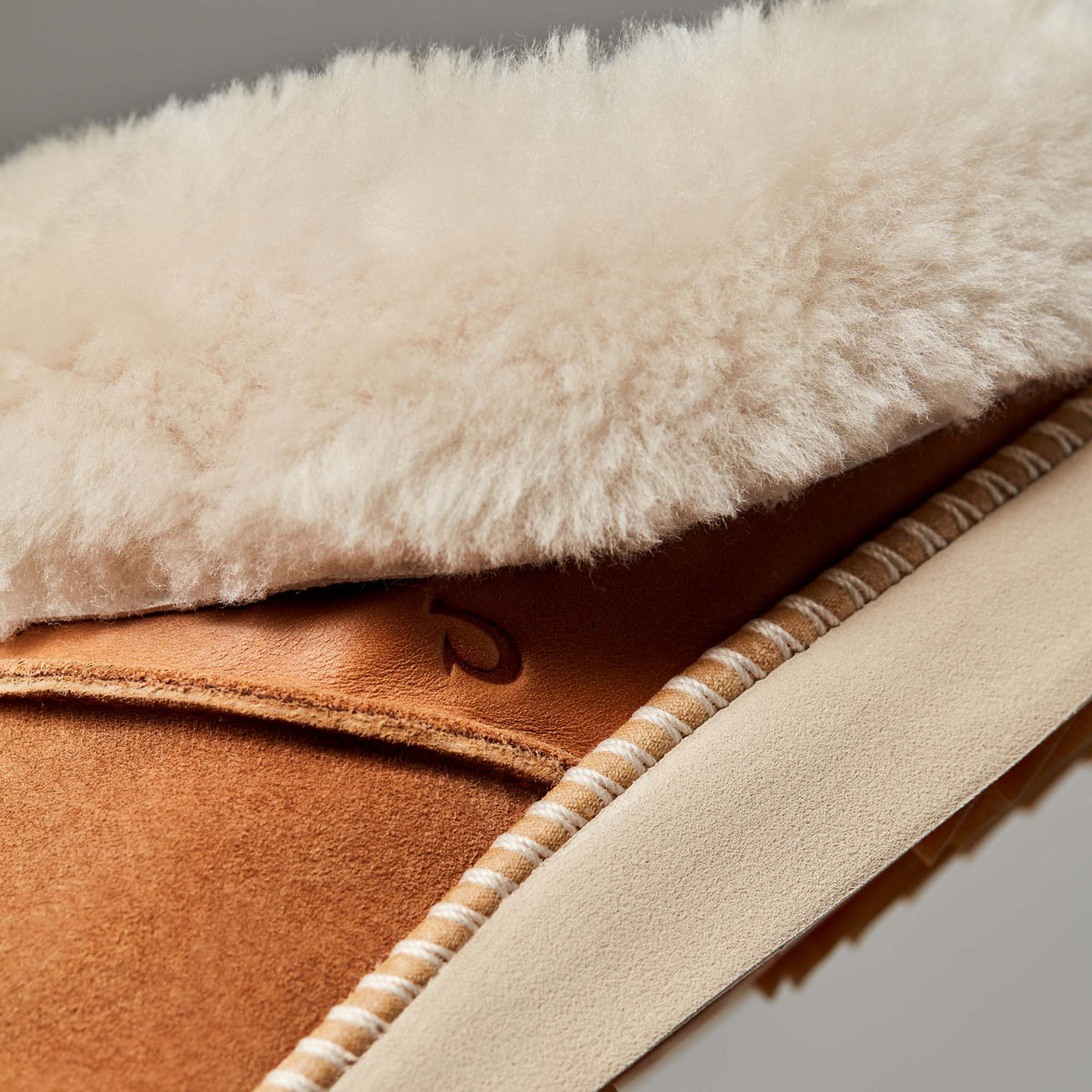 OluKai | Ku‘i Women‘s Slip-On Slippers - Tan / Bone