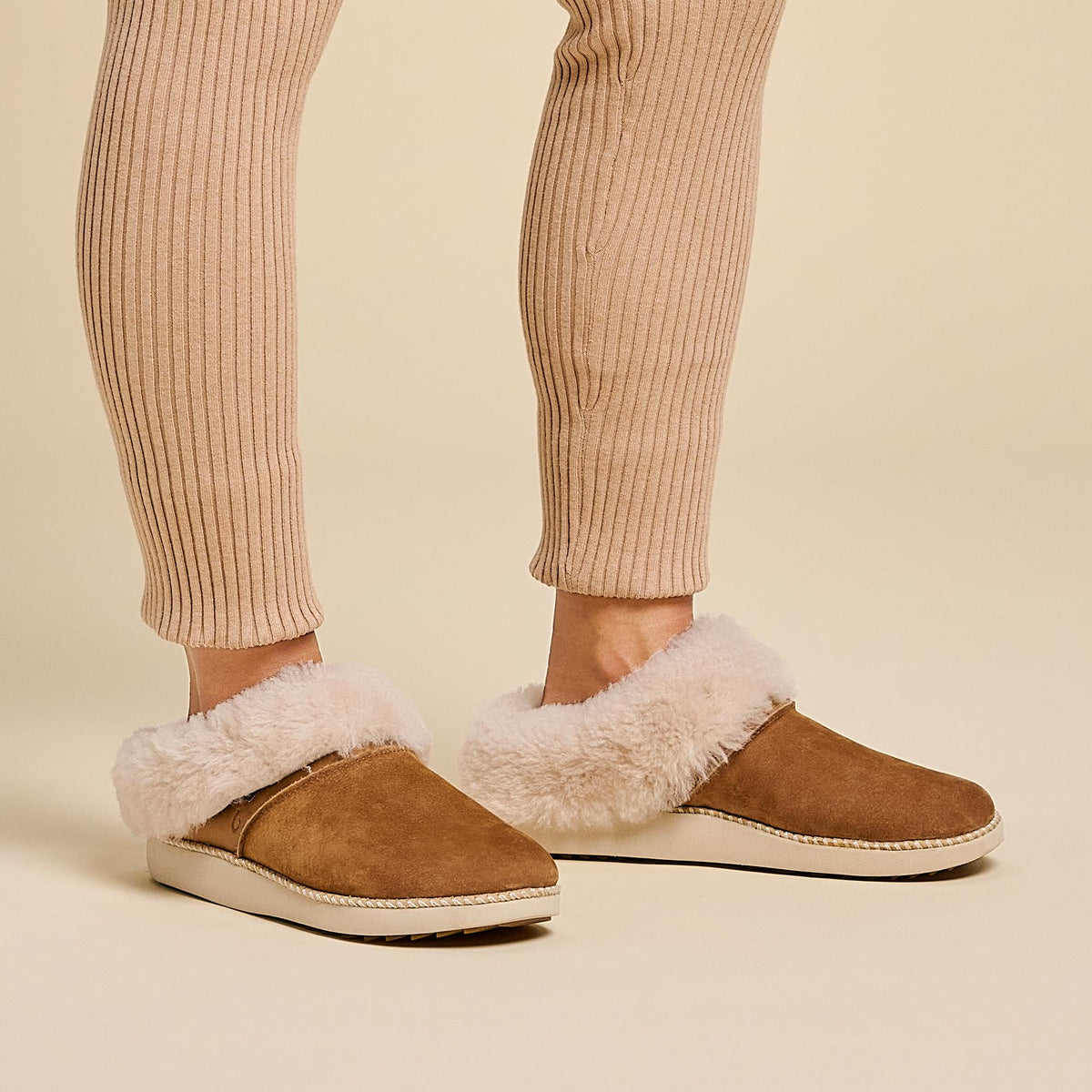 OluKai | Ku‘i Women‘s Slip-On Slippers - Tan / Bone