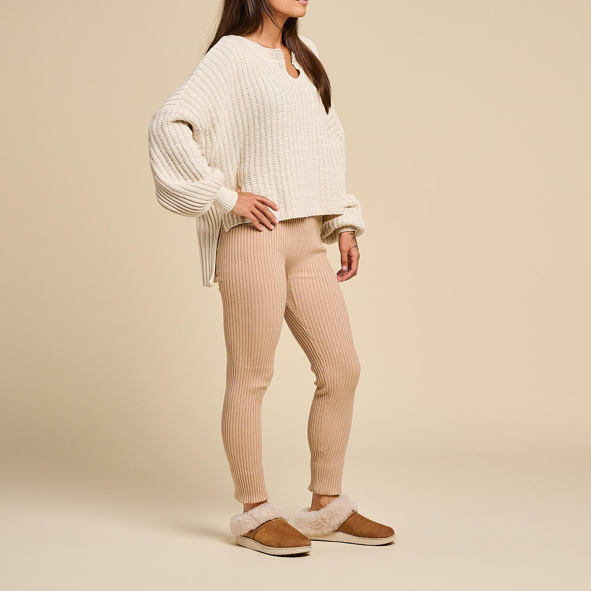 OluKai | Ku‘i Women‘s Slip-On Slippers - Tan / Bone