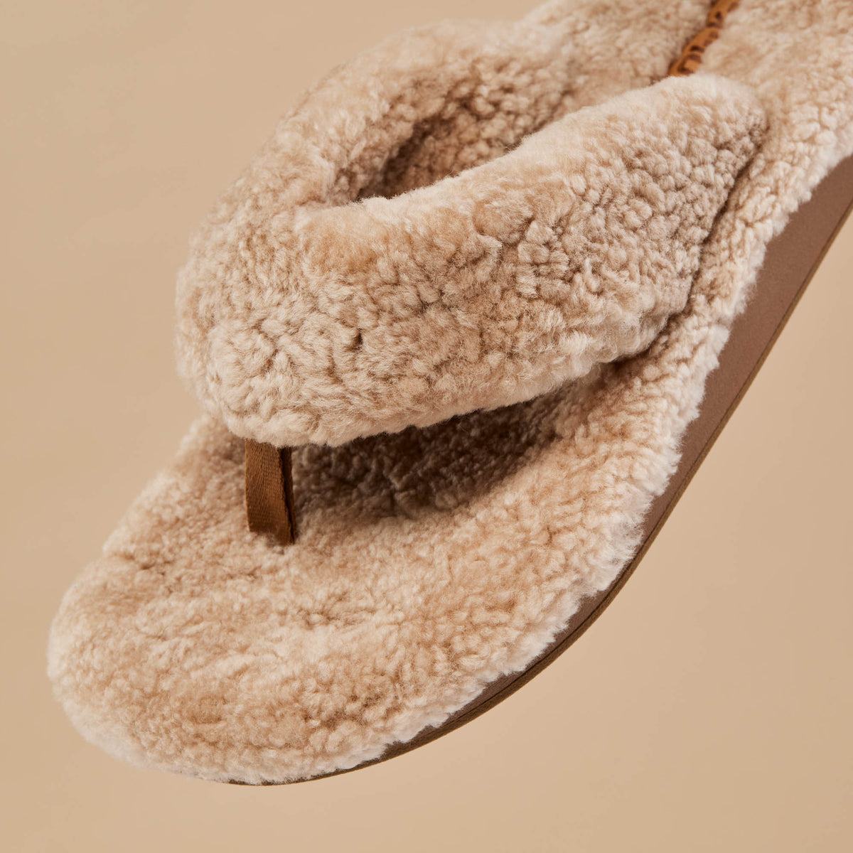OluKai | Kīpe'a Heu Women‘s Flip Flop Slippers - Tan