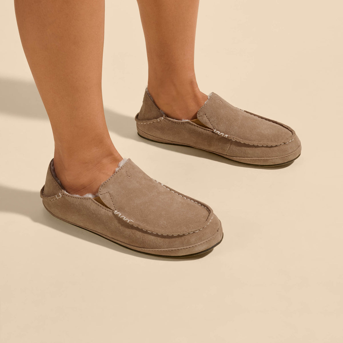 OluKai | Nohea Women's Leather Slippers - Tan