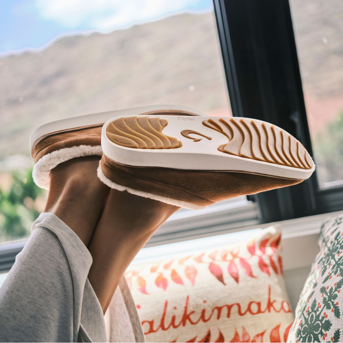 OluKai | Mani - Tan / Golden Sand