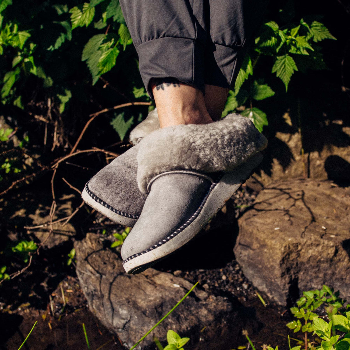 OluKai | Ku‘i Women’s Fuzzy Slip-On Slippers - Fog