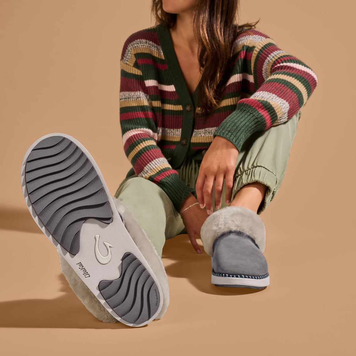 OluKai | Ku‘i Women’s Fuzzy Slip-On Slippers - Fog