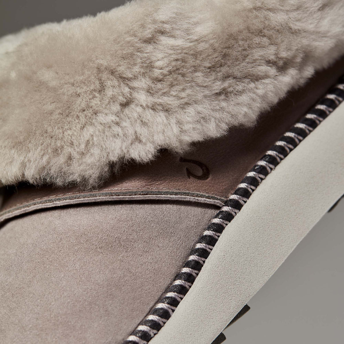 OluKai | Ku‘i Women’s Fuzzy Slip-On Slippers - Fog