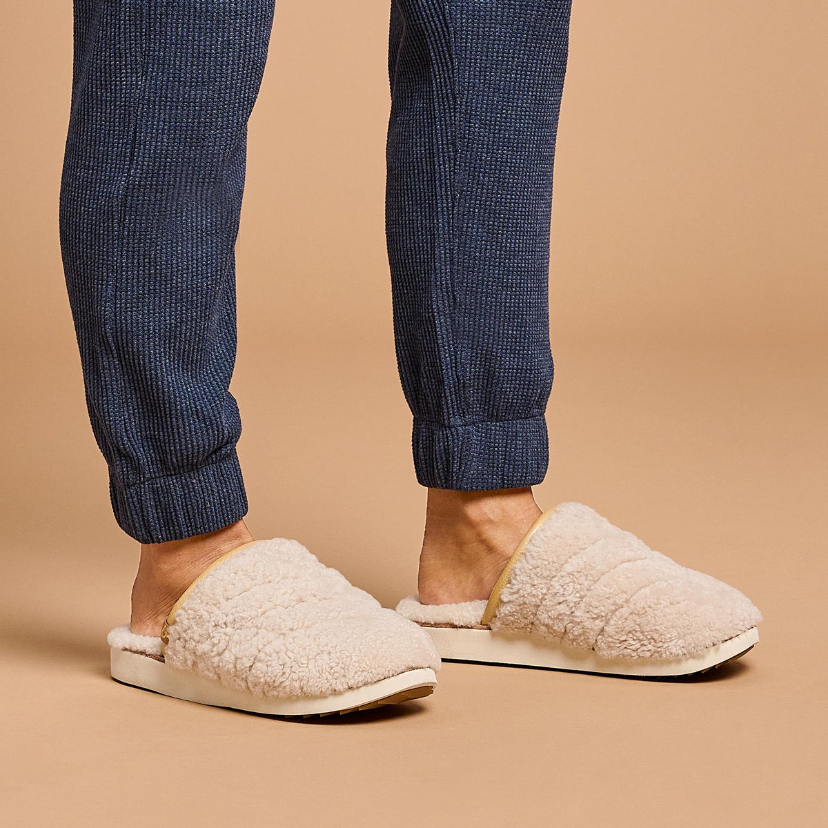 OluKai | Pūpū Mua Women’s Shearling Mule Slipper - Tapa