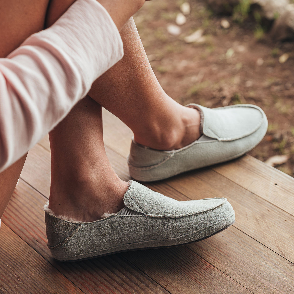 OluKai | Nohea Women's Leather Slippers - Pale Grey