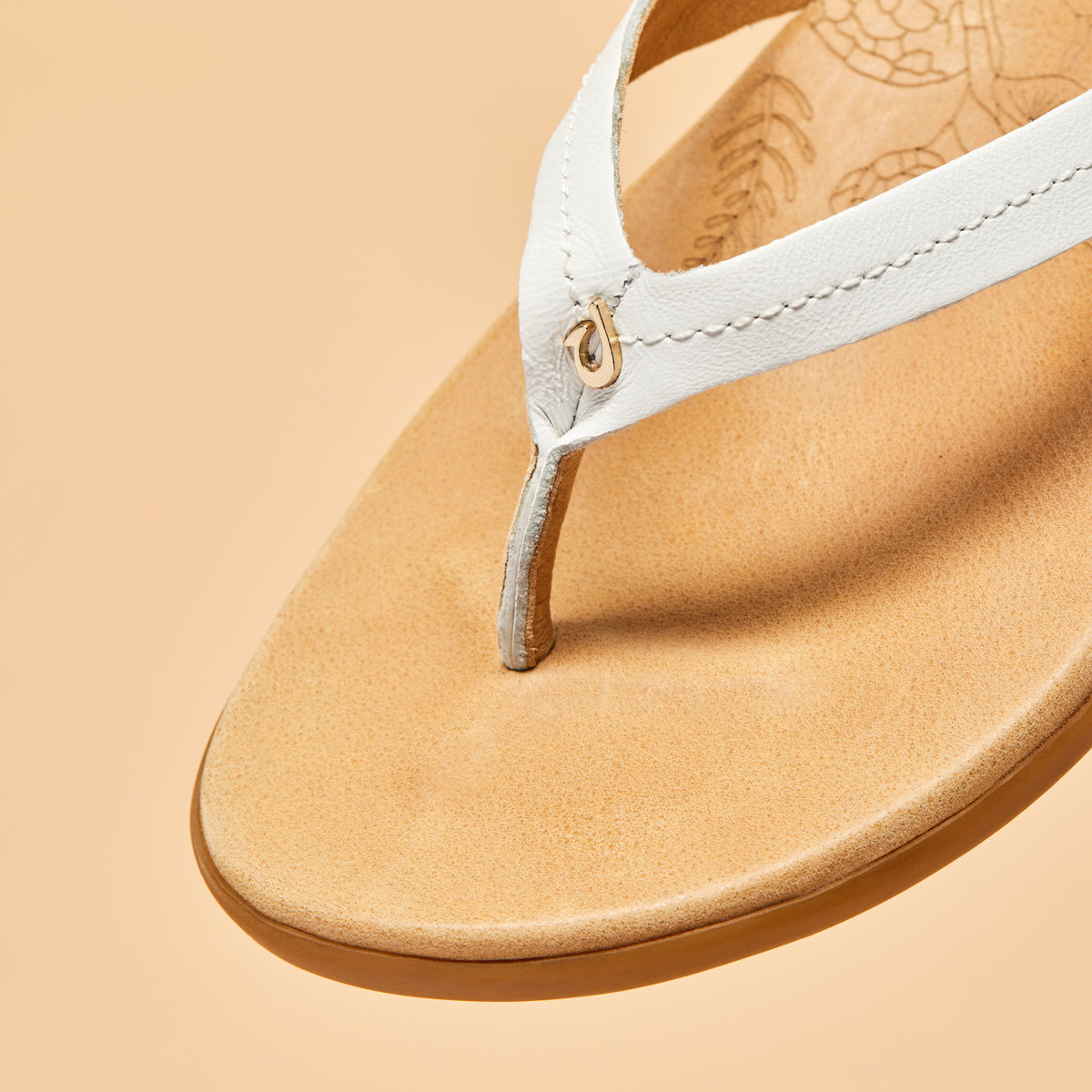 OluKai | Honu Women’s Leather Sandals - Bright White / Golden Sand