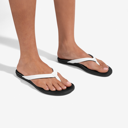 OluKai | Ho‘opio Malua - Bright White / Warm Sand