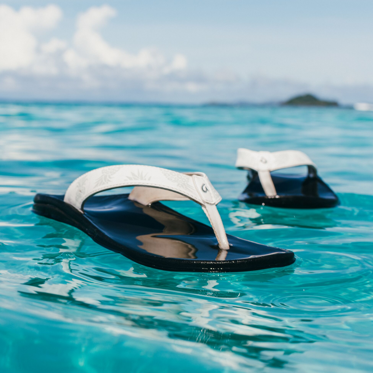 OluKai | ‘Ohana Women's Beach Sandals - Bright White / Hua