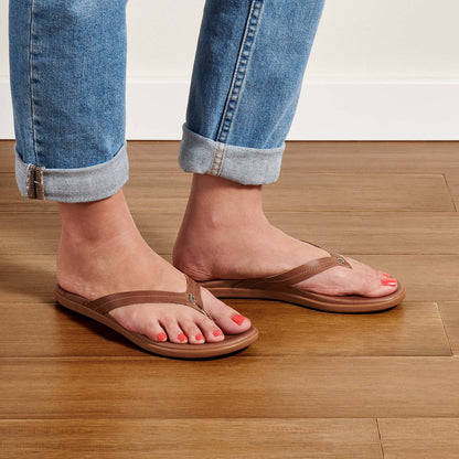 OluKai | Honu Women’s Leather Beach Sandals - Tan