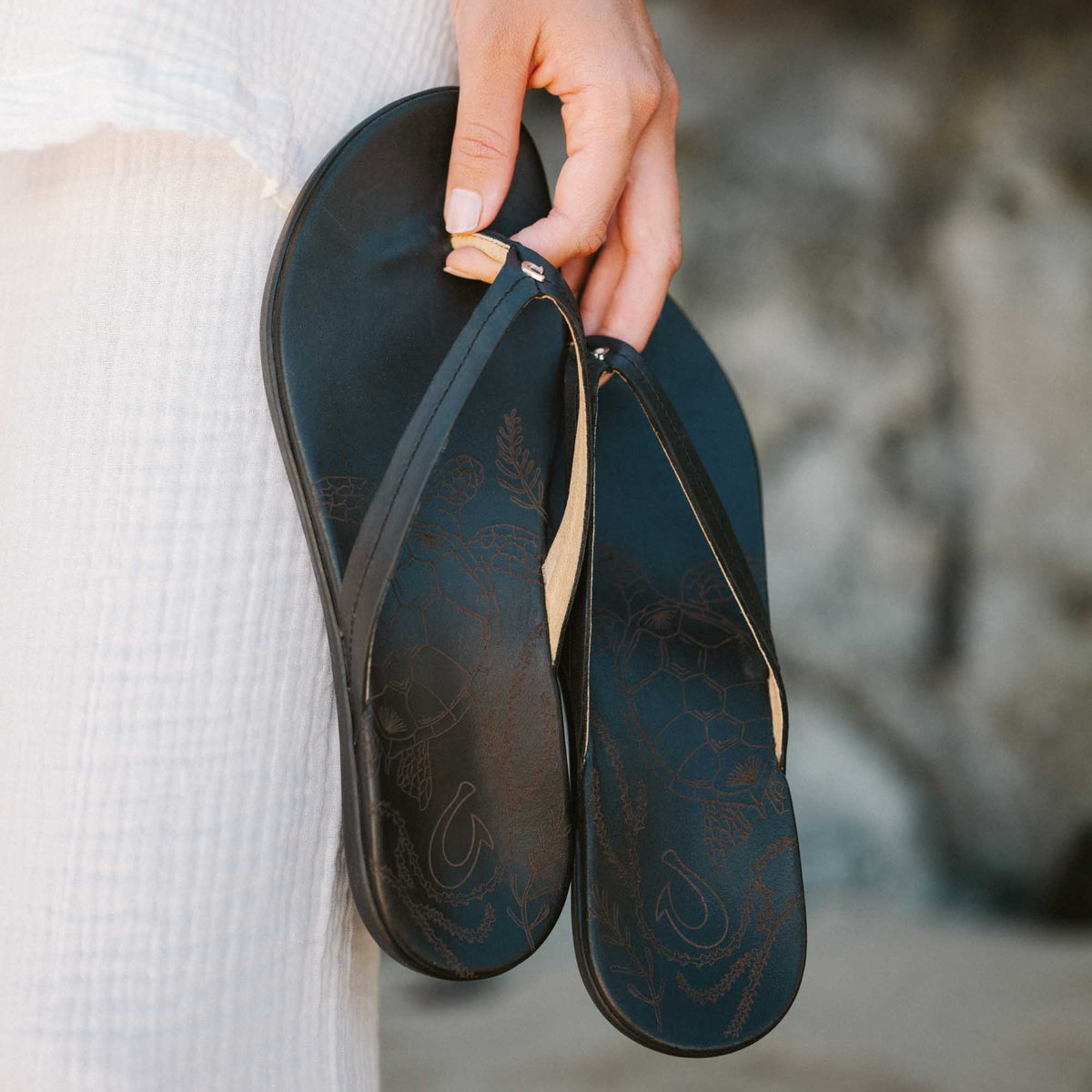 OluKai | Honu Women’s Leather Beach Sandals - Black