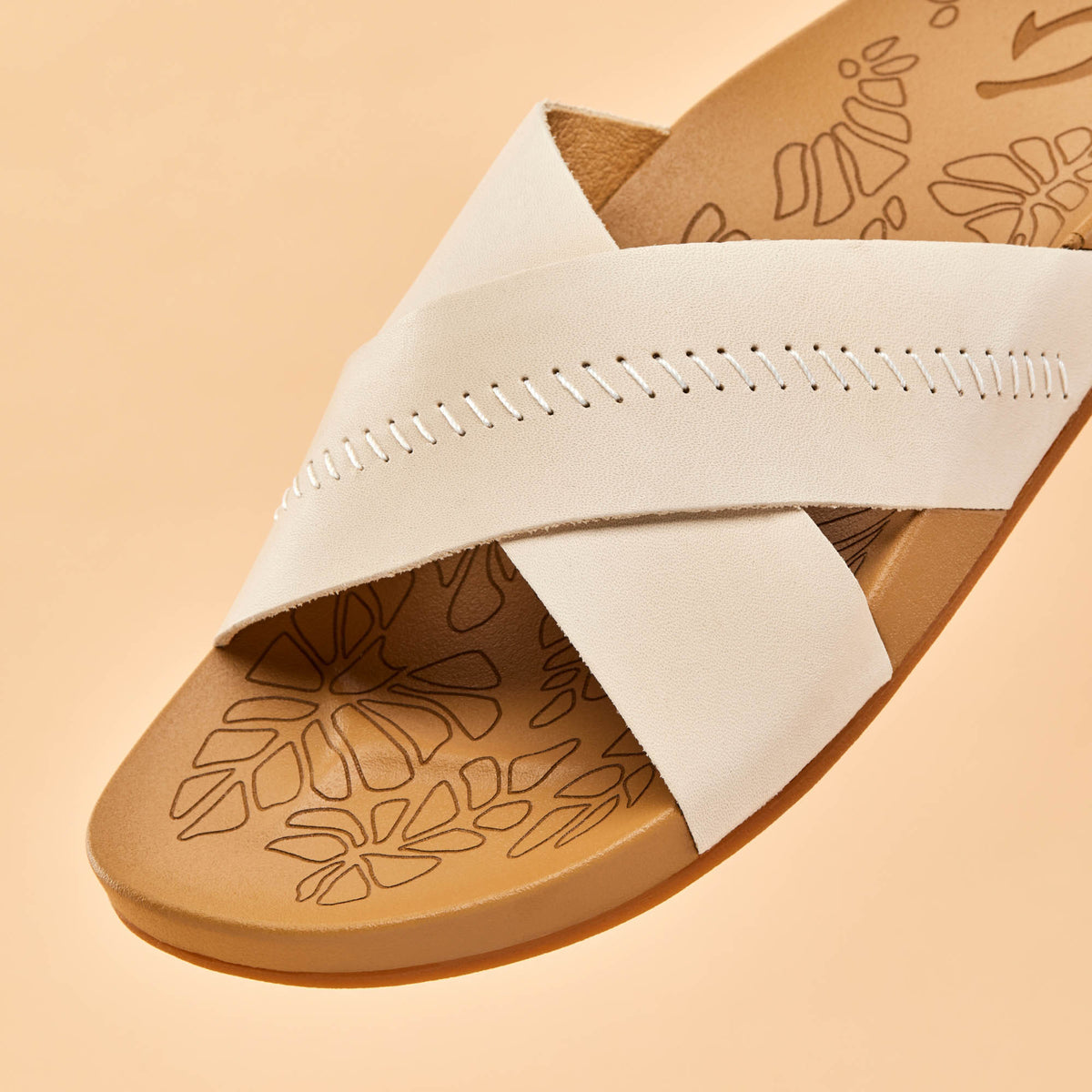 OluKai | Kipe‘a ‘Olu Women‘s Slide Sandals - Puka / Tan
