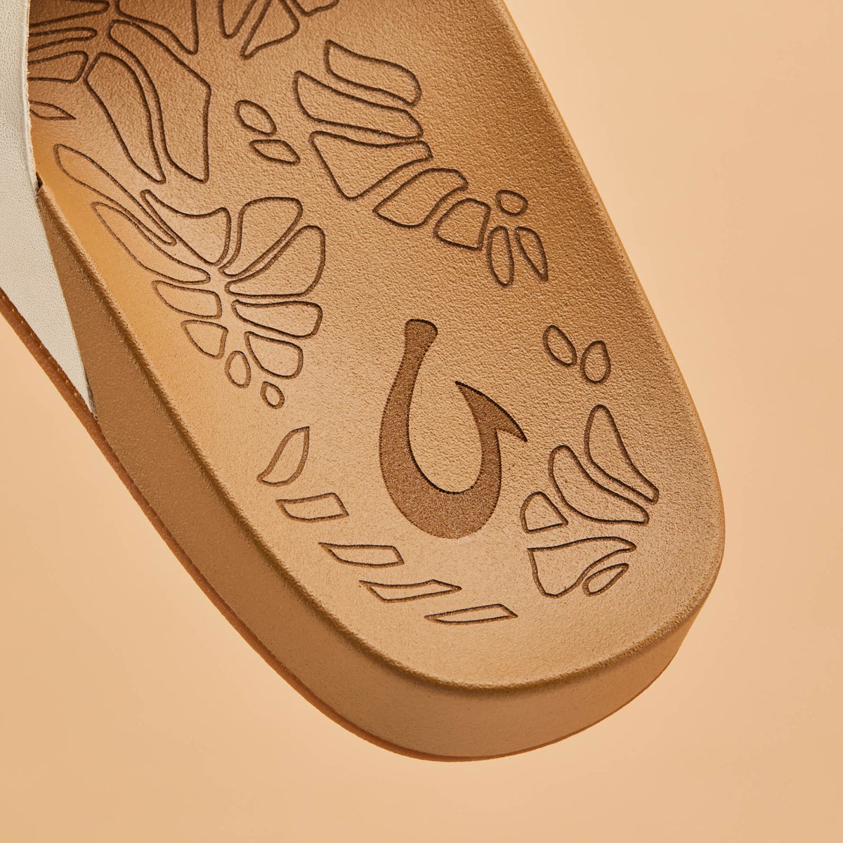 OluKai | Kipe‘a ‘Olu Women‘s Slide Sandals - Puka / Tan