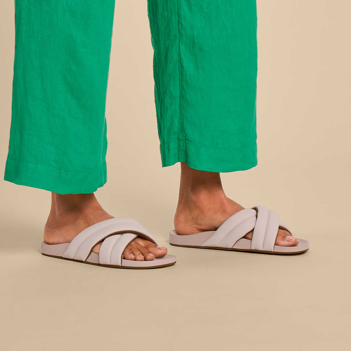OluKai | Hila Women’s Beach Slide Sandals - Cloudy