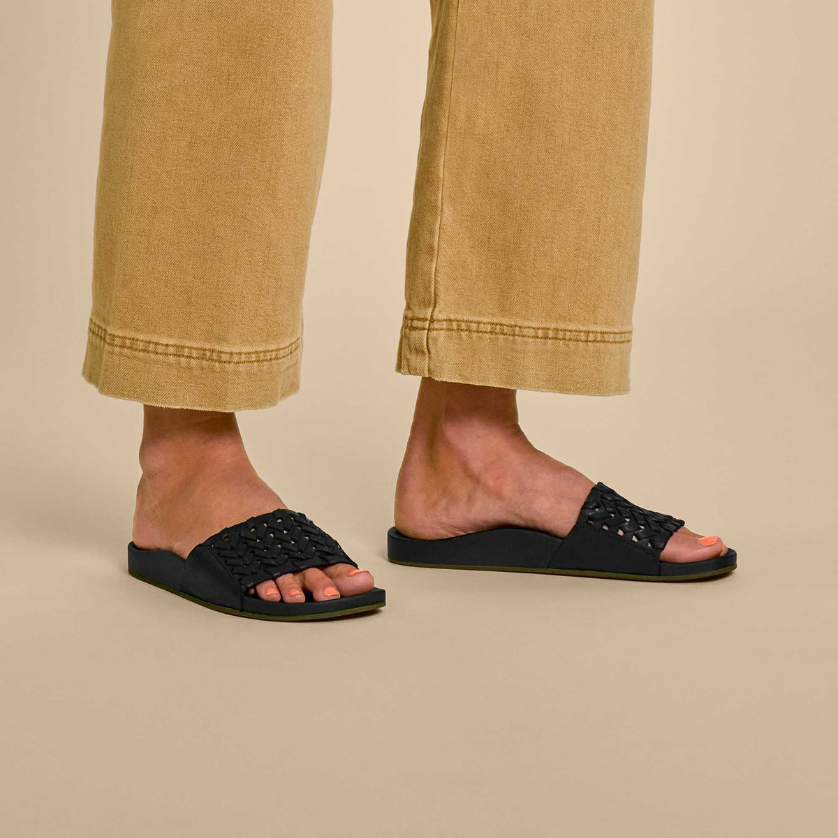 OluKai | Kāmola Women’s Leather Slide Sandals - Black