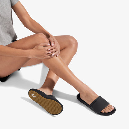 OluKai | Ulele Slide - Black / Black